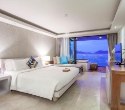 Двухместный номер Deluxe с видом на море двуспальная кровать в Отель Zenmaya Oceanfront Phuket, Trademark Collection by Wyndham