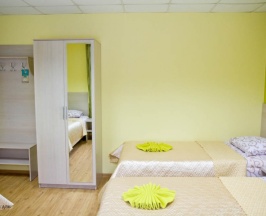 Трехместный номер с основными удобствами и общей ванной комнатой в Альянс