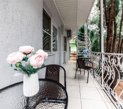 Двухместный Стандартный номер с двуспальной кроватью и балконом в гостевом доме SV на 2 этаже в Милка