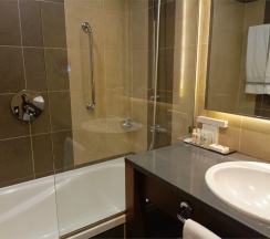 ЛЮКС С ОДНОЙ СПАЛЬНЕЙ, БОЛЬШОЙ КРОВАТЬЮ (KING SIZE) И ДОСТУПОМ В БАР-ГОСТИНУЮ в Doubletree by Hilton Tyumen