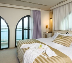 Двухместный люкс Presidential с балконом двуспальная кровать в Herods Palace Hotel