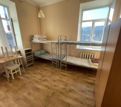 Кровать в общем номере с красивым видом из окна в Staffhostel