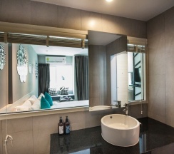 Двухместный номер Deluxe с балконом двуспальная кровать в The Crib Patong