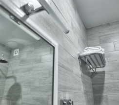 Двухместный стандарт с двуспальной кроватью (7) в July hotel