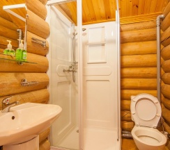 Коттедж стандарт с 2 односпальными и 1 двуспальной кроватью в На ладони