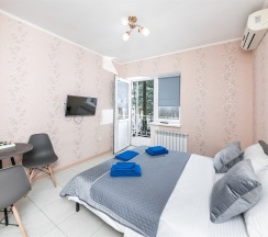 Двухместный Стандартный номер с двуспальной кроватью и балконом в гостевом доме SV на 2 этаже в Милка