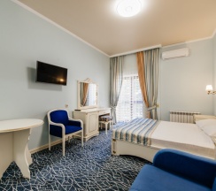 Трёхместный номер Стандарт с балконом в Dvin