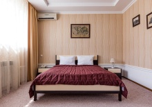 Комфортный номер с двуспальной кроватью (Джуниор Сюит) в Сибирский сафари клуб