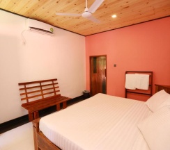 Двухместный номер Deluxe с балконом двуспальная кровать в Eco Hotel Black & White - Anuradhapura