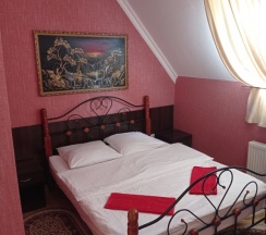 Двухместный номер Эконом Мансарда двуспальная кровать в Людмила