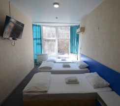 Трехместный номер с с кроватью размера «king-size» и ТВ в ID Hostel