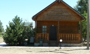 Двухместный коттедж с красивым видом из окна двуспальная кровать в Поплавок на Ахтубе