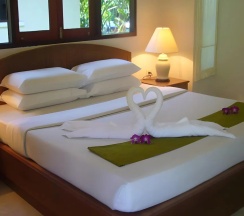 Двухместное бунгало с видом на сад двуспальная кровать в La Mer Samui Resort
