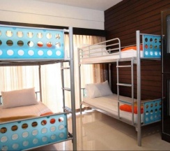 Кровать в общем номере в Lub Sbuy Hostel