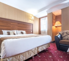 Двухместный номер Standard с видом на город двуспальная кровать в Театр