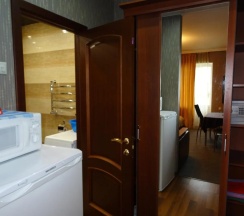 Комната улучшенная с 1 двуспальной кроватью и диваном в На Нагорной