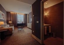 номер ЛЮКС двухкомнатный, с 1 двуспальной кроватью в Doubletree by Hilton Moscow-Marina