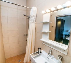 304 - Трехместный мансардный номер с боковым видом на море в Азов Инн