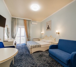 Трёхместный номер Стандарт с балконом в Dvin