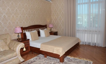 Номер полулюкс с 1 двуспальной кроватью в Нальчик Холл