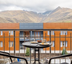 Семейный двухкомнатный номер с балконом в Cosmos Vladikavkaz La Vallee Hotel