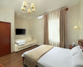 Номер улучшенный с 1 двуспальной кроватью в Рождественский Дворик