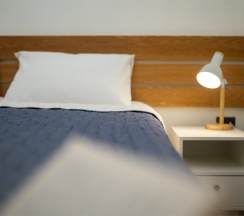 Апартаменты с большой кроватью, кухней-гостиной и отдельным входом в Двенадцать