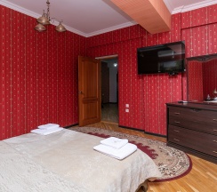 Люкс 3-х комнатный с кухней и бильярдом 4-х местный в Жемчуг