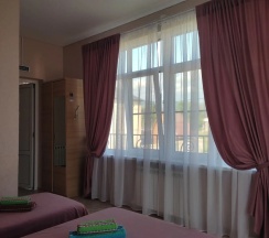 Трёхместный номер Делюкс с балконом и с видом на горы в Югория