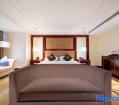 Номер Luxury в Phoenix Hotel