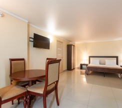 Семейный номер на трех-четырех гостей с большой террасой и видом во двор (корпус К) в Оптимист