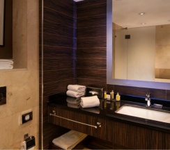 Двухместный номер Superior с видом на город двуспальная кровать в Armenia Marriott Hotel Yerevan
