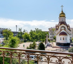 Люкс с балконом, гидромассажной ванной и видом на город в V Hotel&Rooftop lounge