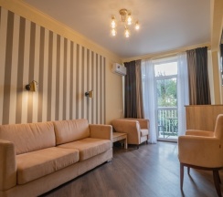 Шестиместный номер Семейный Комфорт с красивым видом из окна в Литфонд