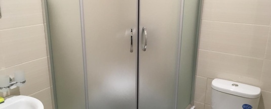 Кровать в 4-местном общем мужском номере в Зорька