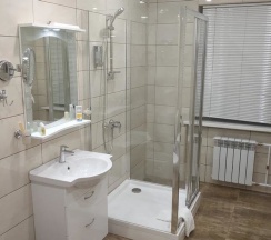 Двухместный люкс двуспальная кровать в Металлург