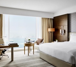 Четырёхместные апартаменты с 2 комнатами с балконом в Pullman Doha West Bay