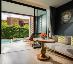 Двухместный люкс Deluxe с доступом в бассейн с балконом и с видом на сад двуспальная кровать в Avista Grande Phuket Karon - MGallery