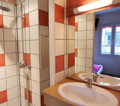 Кровать в общем номере в Bastille Hostel