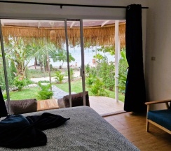 Двухместное бунгало Superior рядом с пляжем двуспальная кровать в Secret Beach Bungalows