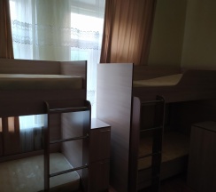 Кровать в 8-местном мужском номере в Диско