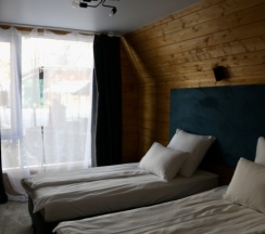 Дом-треугольник в Katadze Glamp