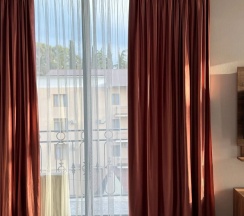 Двухместный люкс с балконом и с красивым видом из окна двуспальная кровать в Лучезарный