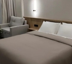 Двухместный номер Стандарт с балконом и с видом на горы двуспальная кровать в Изумруд