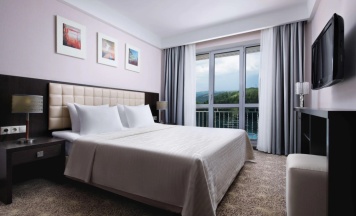 Двухместный люкс Бештау повышенной комфортности двуспальная кровать в Плаза СПА