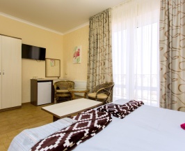 Номер стандарт с 1 двуспальной кроватью с балконом в ТриО