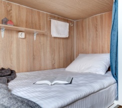 Кровать в 10-и местном общем номере повышенной комфортности в Roomy Hostel