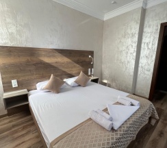 2-комнатные апартаменты люкс с 1 двуспальной кроватью и диваном с видом на море в Apart Ru Hotel