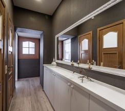 Четырёхместные апартаменты с балконом и с видом на город в Апартаменты Проспект Независимости 52