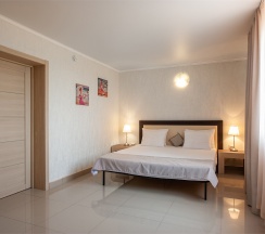 Двухкомнатный номер на трех-четырех гостей с видом во двор (корпус К) в Оптимист